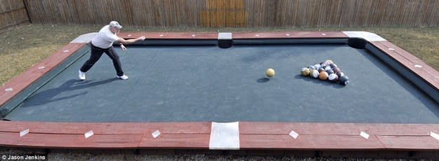 Para los que disfrutan los juegos al aire libre, aquí construyeron una mesa gigante de billar donde los divertidos dueños juegan una mezcla de pool y bochas. Crédito: Rural Missouri Magazine