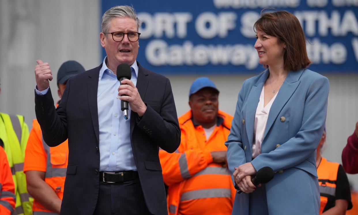 <span>Keir Starmer’s office received £25,000 from Peter Coates, the head of Bet365, in 2020, while in 2021 Rachel Reeves’s office was given £10,000 from a former chief executive of Sky Betting & Gaming.</span><span>Photograph: Kin Cheung/AP</span>