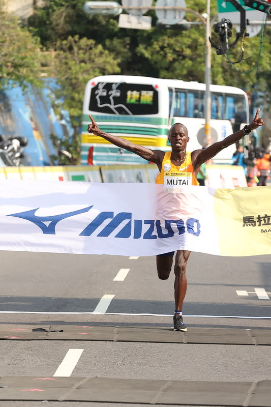 萬金石馬拉松男子組  肯亞選手奪冠 2024新北市萬金石馬拉松17日開跑，肯亞選手穆太 （Cyrus Kipkemboi MUTAI）首先衝過終點，以2小時9 分31秒成績奪下馬拉松男子組冠軍，打破大會紀錄。 （大會提供） 中央社記者王鴻國傳真  113年3月17日 