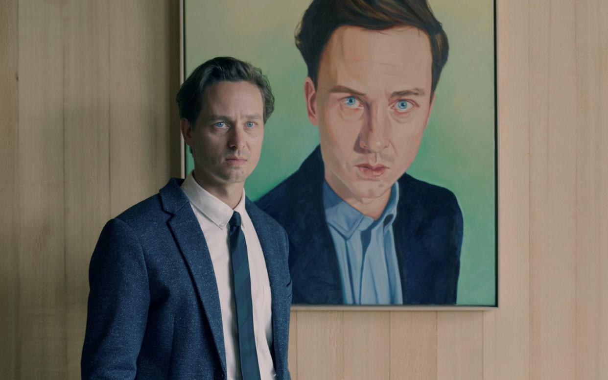 Tristan (Tom Schilling) sucht nach seiner wahren Identität. Gibt es sie überhaupt? (Bild: Sky Deutschland /  Superfilm)