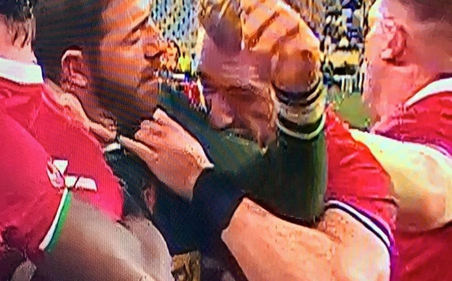 Willie le Roux's arm makes contact with Stuart Hogg's face - SKY SPORTS