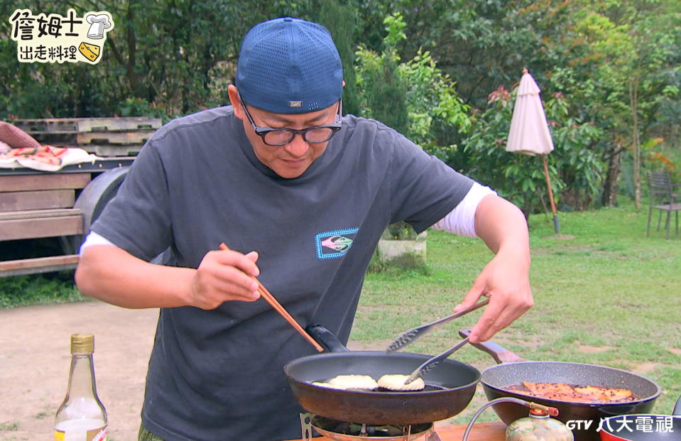 詹姆士用在地食材做料理。（圖／八大）