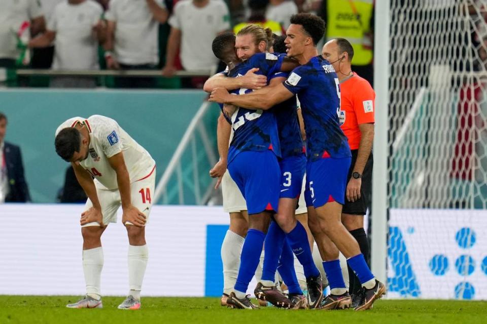 Los jugadores de Estados Unidos celebran tras vencer a Irán en el último partido de la fase de grupos, celebrado el 30 de noviembre de 2022 en Doha, Qatar.