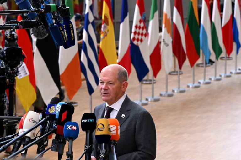 Vor dem Gipfel der EU-Staats- und Regierungschefs hat Bundeskanzler Olaf Scholz (SPD) "klare Hoffnung" für eine zweite Amtszeit für EU-Kommissionspräsidentin Ursula von der Leyen bekundet. (Ludovic MARIN)