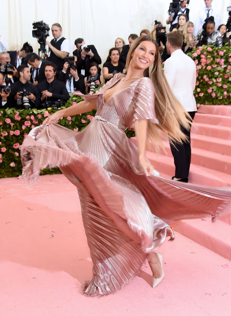 Gisele Bundchen, 2019 met gala, red carpet style, met gala shoes, pale pink patent leather pumps, patent stiletto heels, shoes, dior couture gown, Dior Spring 2019 Haute Couture