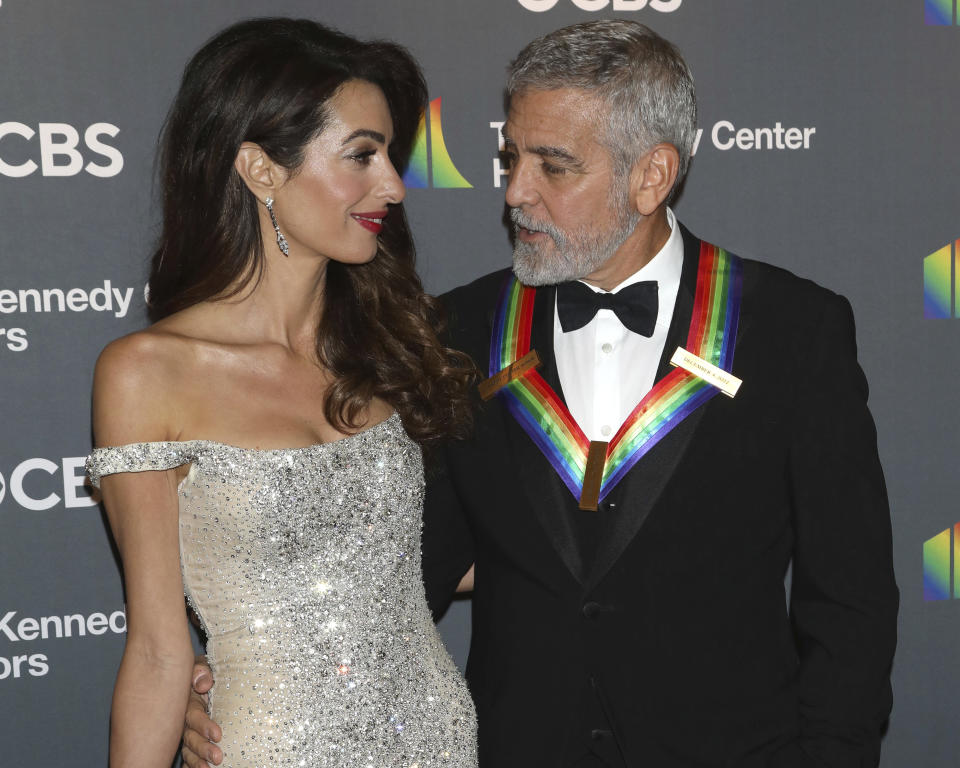 El galardonado del Centro Kennedy George Clooney y su esposa, Amal Clooney, llegan a la Premiación del Centro Kennedy, el domingo 4 de diciembre de 2022, en el Centro Kennedy, en Washington. (Foto de Greg Allen/Invision/AP)