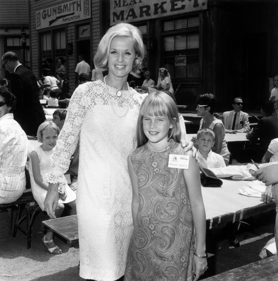 Agosto de 1966: La actriz estadounidense Tippi Hedren y su hija, Melanie Griffith, en una fiesta infantil, un almuerzo de 'Batman' para un orfanato en California. (Foto de Max B. Miller/Fotos Internacional/Getty Images)