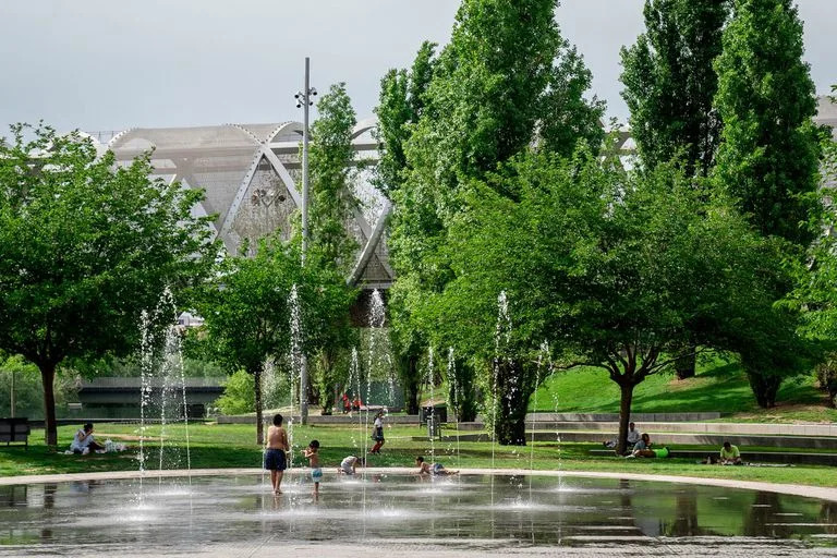 Un ni&#xf1;o en los chorros de la playa de Madrid R&#xed;o, a 28 de abril de 2023, en Madrid (Espa&#xf1;a)