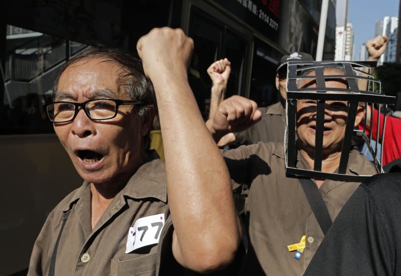 大批香港民眾20日上街遊行，，高喊釋放政治犯、良心犯等口號，聲援遭判刑入獄的青年世代政治領袖黃之鋒、羅冠聰與周永康（AP）