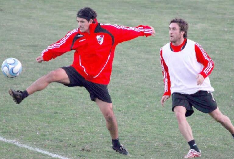 Oscar Ahumada en un entrenamiento de River junto a Ariel Ortega