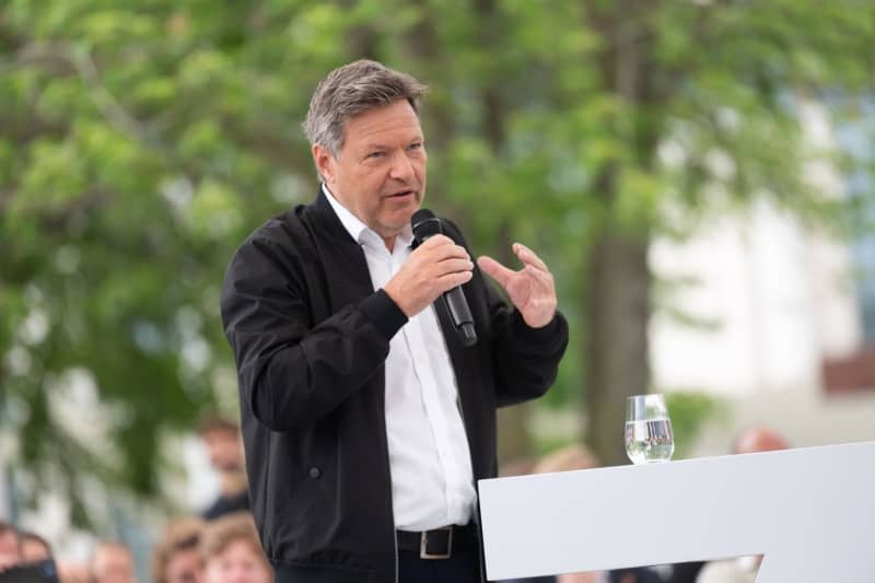 Robert Habeck (C), Germany's Minister for Economic Affairs and Climate Protection, speaks at the Democracy Festival in Berlin's government district. Christophe Gateau/dpa