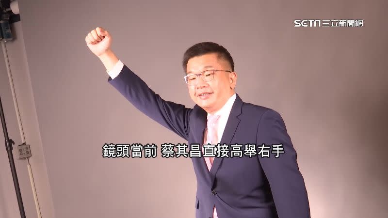 蔡其昌投入台中市長選舉，拍攝一系列文宣看板的定裝照。