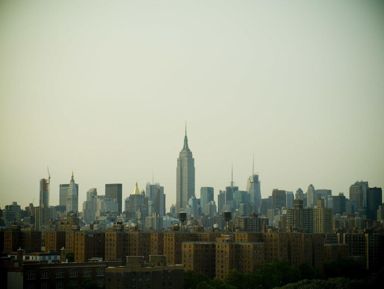 Vista de Manhattan al fondo y las viviendas sociales en primer término. <a href="https://commons.wikimedia.org/wiki/File:NewYork-SkyscrapersAndProjects.jpg" rel="nofollow noopener" target="_blank" data-ylk="slk:Theowatson / Wikimedia Commons;elm:context_link;itc:0;sec:content-canvas" class="link ">Theowatson / Wikimedia Commons</a>, <a href="http://creativecommons.org/licenses/by/4.0/" rel="nofollow noopener" target="_blank" data-ylk="slk:CC BY;elm:context_link;itc:0;sec:content-canvas" class="link ">CC BY</a>