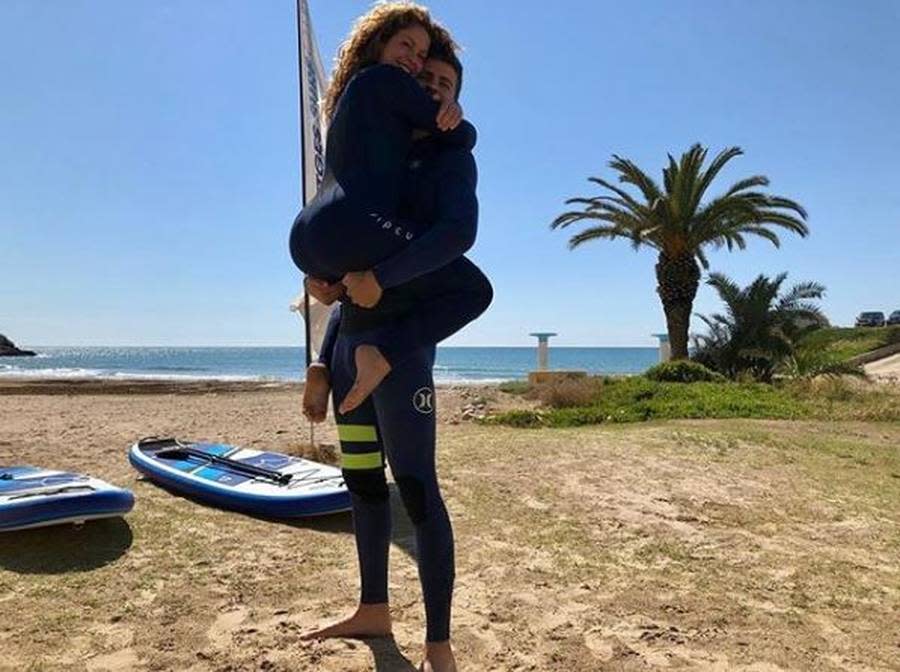 Barca-Star Gerard Piqué genießt seinen Sommerurlaub mit einer ganz anhänglichen Begleiterin: "Ich bin ein Koala!", schreibt seine Freundin Shakira unter dieses Foto.