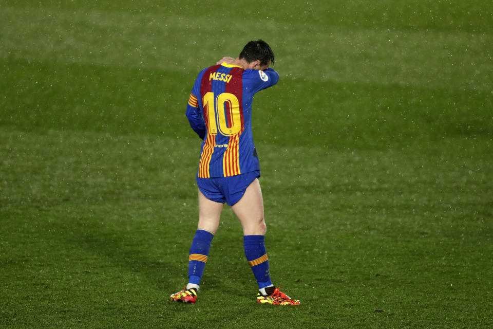 El argentino Lionel Messi, del Barcelona, se seca el sudor del rostro durante un encuentro de La Liga ante el Real Madrid, el sábado 10 de abril de 2021 (AP Foto/Manu Fernández)