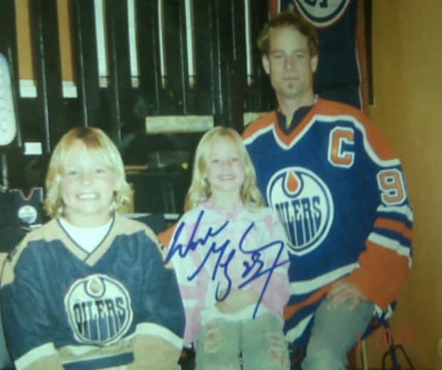 Wayne Gretzky collector fled Fort McMurray with bags full of memorabilia