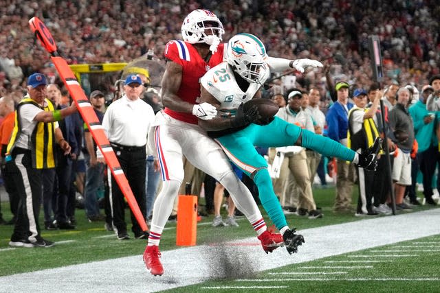 Dolphins hold off Patriots for road win in division