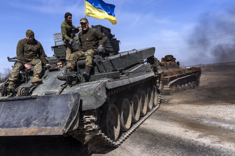 Fuerzas ucranianas capturan un tanque ruso en las afueras de Kiev.  (David Guttenfelder/The New York Times)