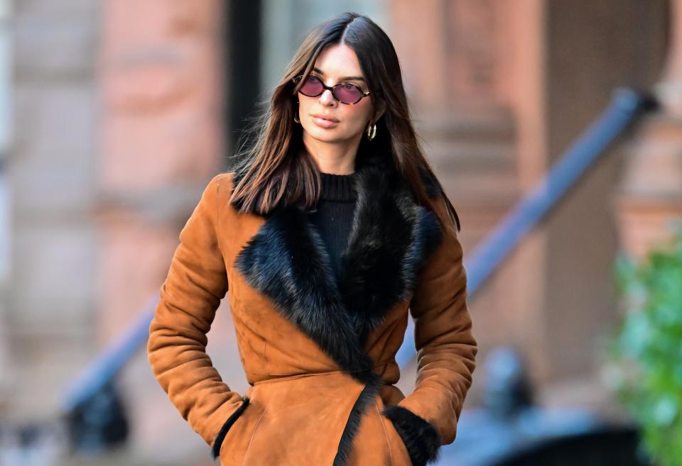 <h1 class="title">Emily Ratajkowski Kicked Off New York Fashion With the Season's Chicest Short Haircut </h1><cite class="credit">James Devaney/Getty Images</cite>