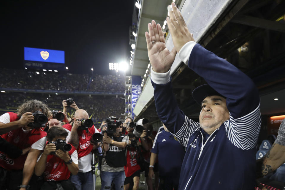 En los últimos meses Maradona se desempeñó como técnico del equipo Gimnasia y Esgrima de Argentina. Esta es una de las últimas imágenes del 'El Diego' como entrenador. (AP Photo/Natacha Pisarenko)