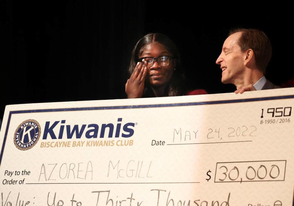 Azorea McGill, alumna del último año de la escuela preparatoria Booker T. Washington de Miami, reacciona después de enterarse de que recibirá una beca universitaria de $30,000 del Biscayne Bay Kiwanis Club durante la ceremonia de entrega de premios a los estudiantes, el martes 24 de mayo de 2022, en la escuela. McGill, presidenta de su clase, asistirá a la Universidad Estatal de Alabama en otoño.