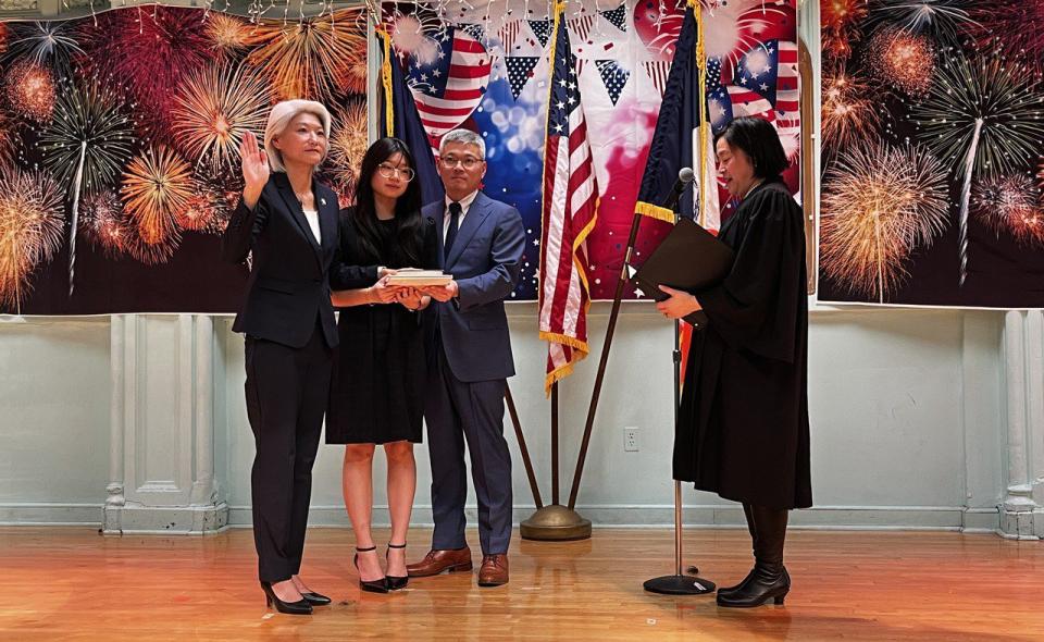 曲怡文的宣誓就職儀式，由紐約州上訴法院華裔法官萬泰妮主持。(記者胡聲橋／攝影)