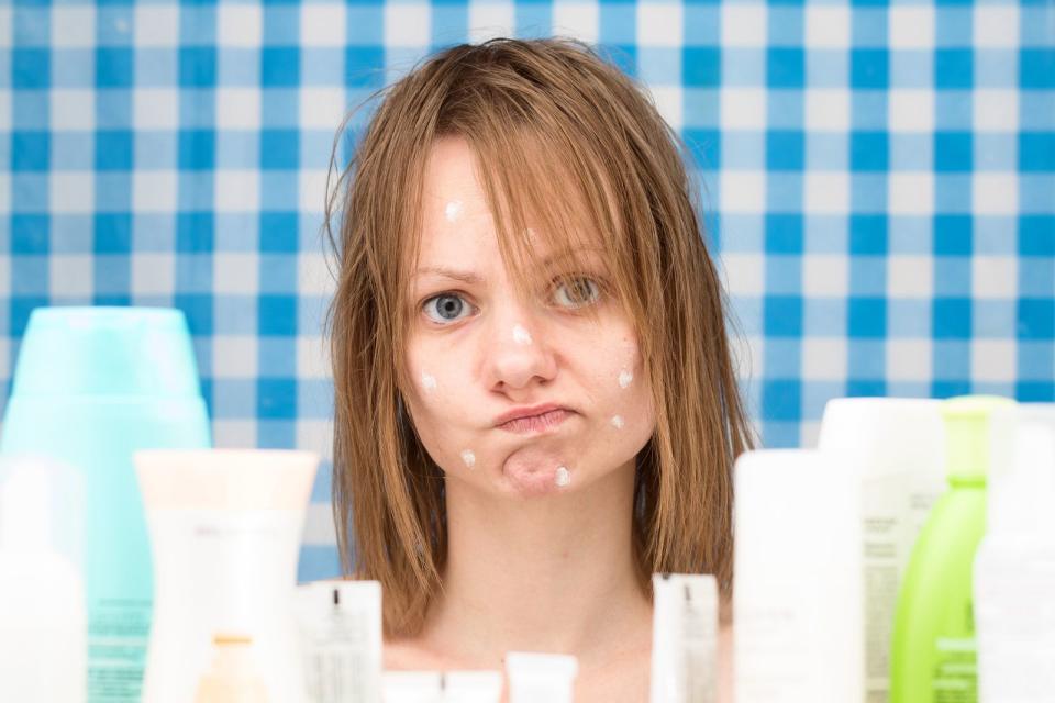 Auch wenn sie immer wieder als Geheimtrick gehandelt wird, Zahnpasta gehört nicht auf die Haut. Sie kann zwar kurzfristig Pickel austrocknen, Fluorid, Menthol und Sorbitol reizen aber die Haut und könnten Entzündungen sogar verstärken. Durch den stark austrocknenden Effekt entsteht eine Kruste, die Poren können sich nicht öffnen und Talg und Bakterien absondern. (Bild: iStock / andreikorzhyts)