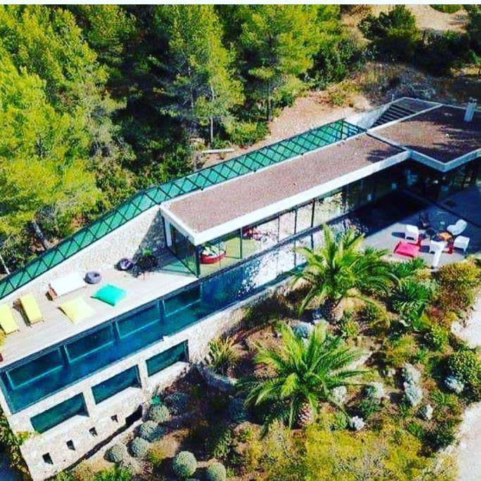 <p>Se sitúa en la localidad francesa de Bandol, en plena región de Provenza-Alpes-Costa Azul y es una espectacular vivienda de 5.000 metros cuadrados construida en tres niveles.<br><br>Foto: <a rel="nofollow noopener" href="https://es.airbnb.com/rooms/15276929?guests=1&adults=1" target="_blank" data-ylk="slk:Airbnb;elm:context_link;itc:0;sec:content-canvas" class="link ">Airbnb</a> </p>