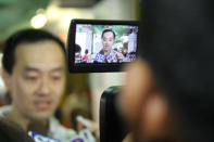 People's Action Party candidate Koh Poh Koon addresses the media during a walkabout on Sunday, 13 January. (Yahoo! photo)