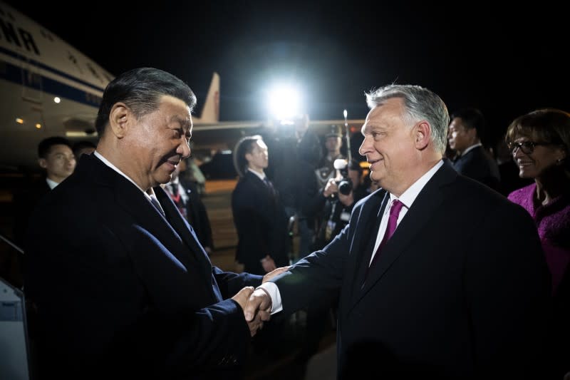 <cite>2024年5月8日，中國國家主席習近平飛抵匈牙利布達佩斯，匈牙利總理奧爾班親迎與他握手。（美聯社）</cite>