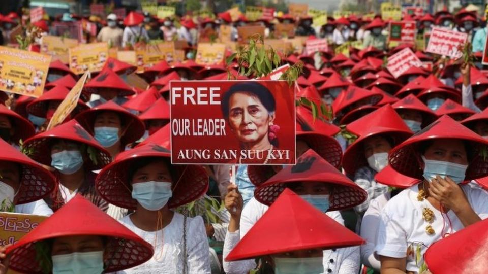 Los manifestantes demandan la liberación de Aung San Suu Kyi.
