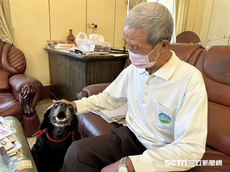 （上圖）阿公家沒有自來水，地下水和山泉水有許多雜質、異味，社工請師傅協助安裝濾水器；（下圖）妻兒過世後，阿公和愛犬歐郎相依為命，感情相當好。（資料照／弘道基金會授權提供）