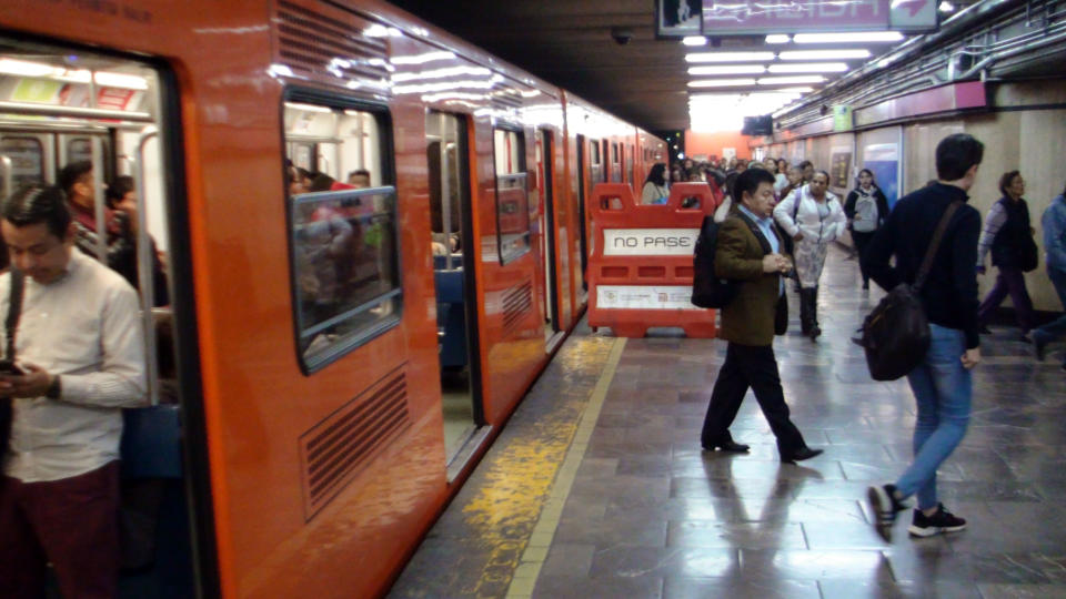 El metro de la Ciudad de México es uno de los que más pasajeros transporta en el mundo: más de cinco millones por día. (Foto Getty Creative)