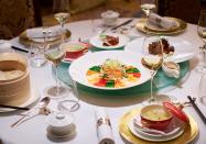 <p> Premier restaurant de gastronomie chinoise à avoir reçu une étoile au Guide Michelin, le Shang Palace est une institution. Un véritable voyage culinaire aux influences cantonaises y est proposé par le chef Samuel Lee.<br>À découvrir pour le Nouvel An chinois : un menu en sept plats mêlant produits d’exception et plats traditionnels. Une occasion unique de goûter au canard laqué et au dessert à la clémentine du chef pâtissier Maxence Barbot. </p><p> <b>Shang Palace au Shangri-La Paris</b><br> 10 avenue d'Iéna, 75116 Paris<br>Plus d’informations sur <a href="https://www.shangpalaceparis.com/" rel="nofollow noopener" target="_blank" data-ylk="slk:Shang Palace;elm:context_link;itc:0;sec:content-canvas" class="link ">Shang Palace</a></p><br>