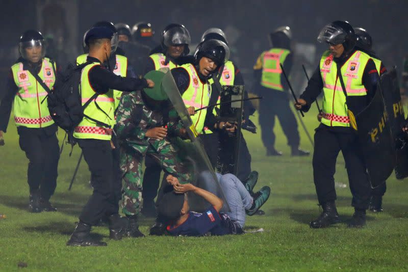 ▲鎮暴警方一度揮舞警棍、投擲催淚彈驅趕民眾。（圖／美聯社／達志影像）