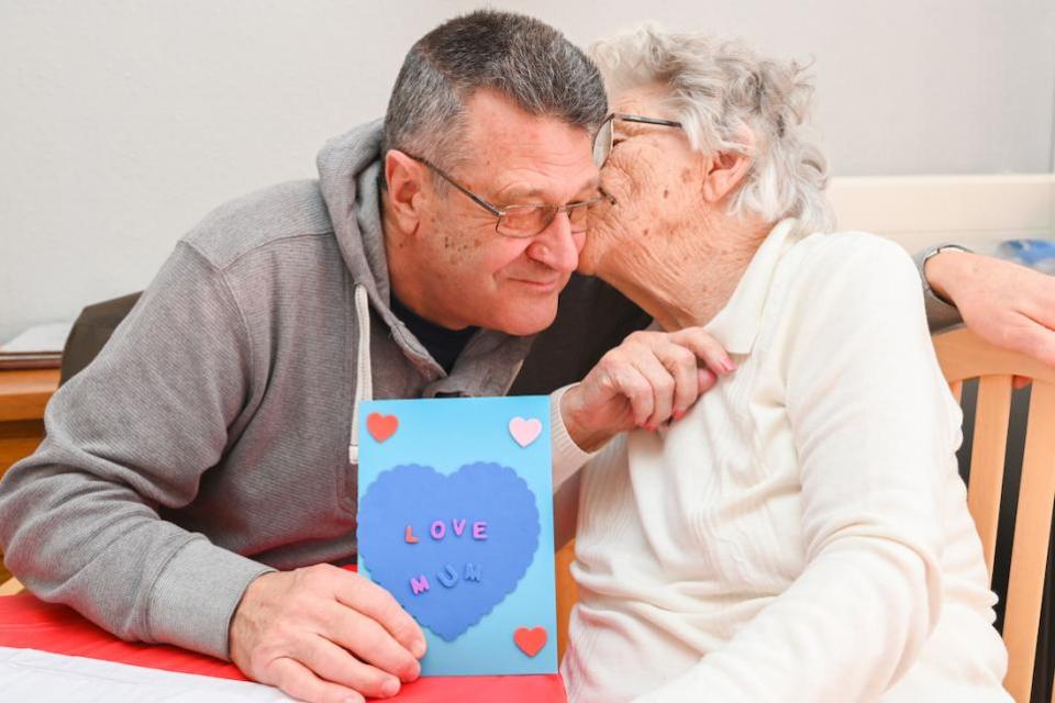 East Anglian Daily Times: Die 98-jährige Freda Baker war hocherfreut, dass ihr Sohn Stephen kam, um den Valentinstagsnachmittag mit ihr im Glebe House zu verbringen.  Bildnachweis: Glebe House Care Home