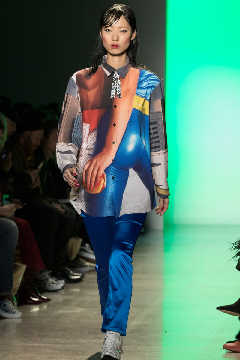 <p>Bei diesem Look spielt das Oversized-Hemd die Hauptrolle: Adam Selman verzierte es mit auffälligen Prints, die eine optische Verbindung zur tiefblauen Hose herstellen. (Bild-Copyright: AP Photo/Mary Altaffer) </p>