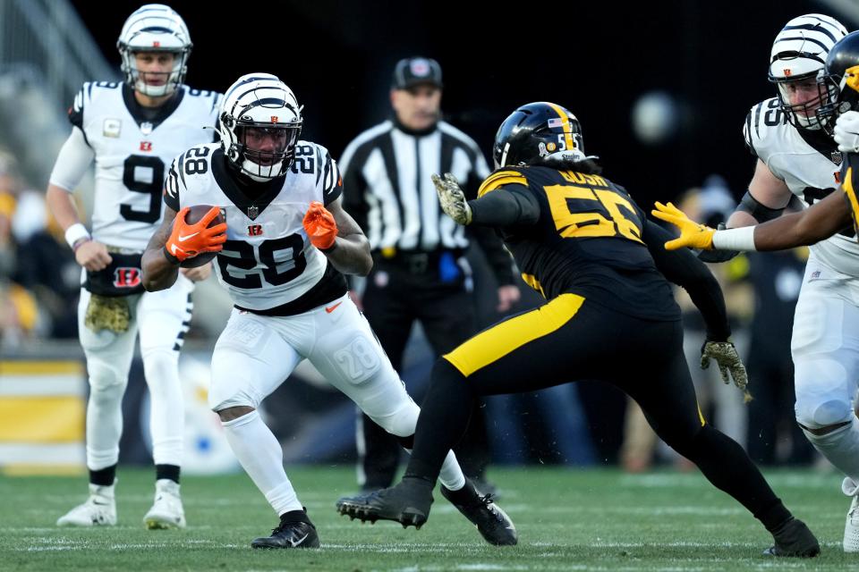 Cincinnati Bengals running back Joe Mixon (28) carries the ball in the first quarter during a Week 11 NFL game against the Pittsburgh Steelers, Sunday, Nov. 20, 2022, at Acrisure Stadium in Pittsburgh, Pa.