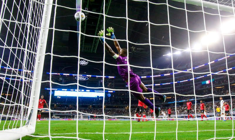 Portero Marvin Phillip se lanza para evitar el gol de México en Copa Oro