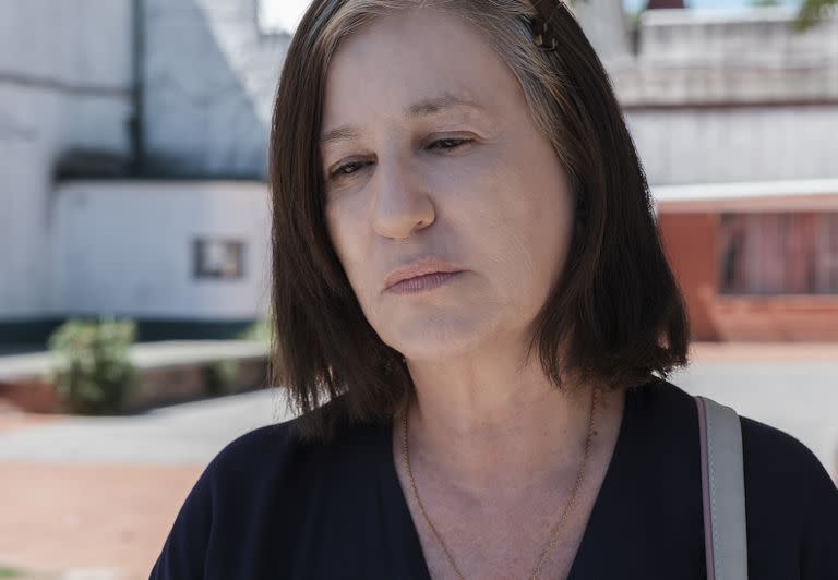 Basada en la premiada novela de Claudia Piñeiro, Elena sabe cuenta la cautivadora historia de una madre que intenta esclarecer la muerte de su hija mientras lucha con los desafíos físicos de una enfermedad que avanza rápidamente