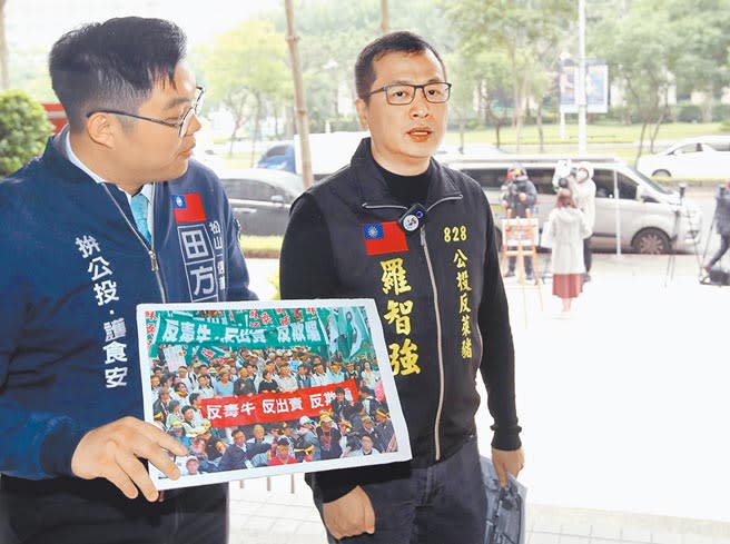 國民黨台北市議員羅智強發起「反萊豬一日一留言」活動，並號召全民割「萊委」。（鄭任南攝）