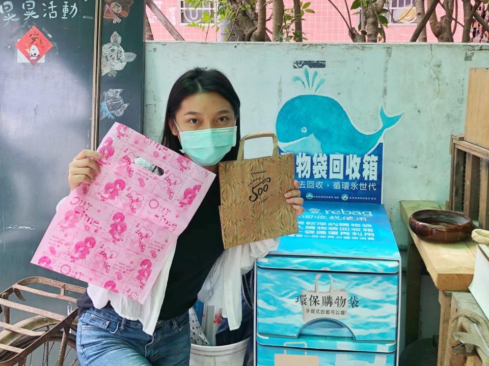 為落實循環再使用，臺東縣環保局目前在縣內16處營業場所設置購物袋回收箱。