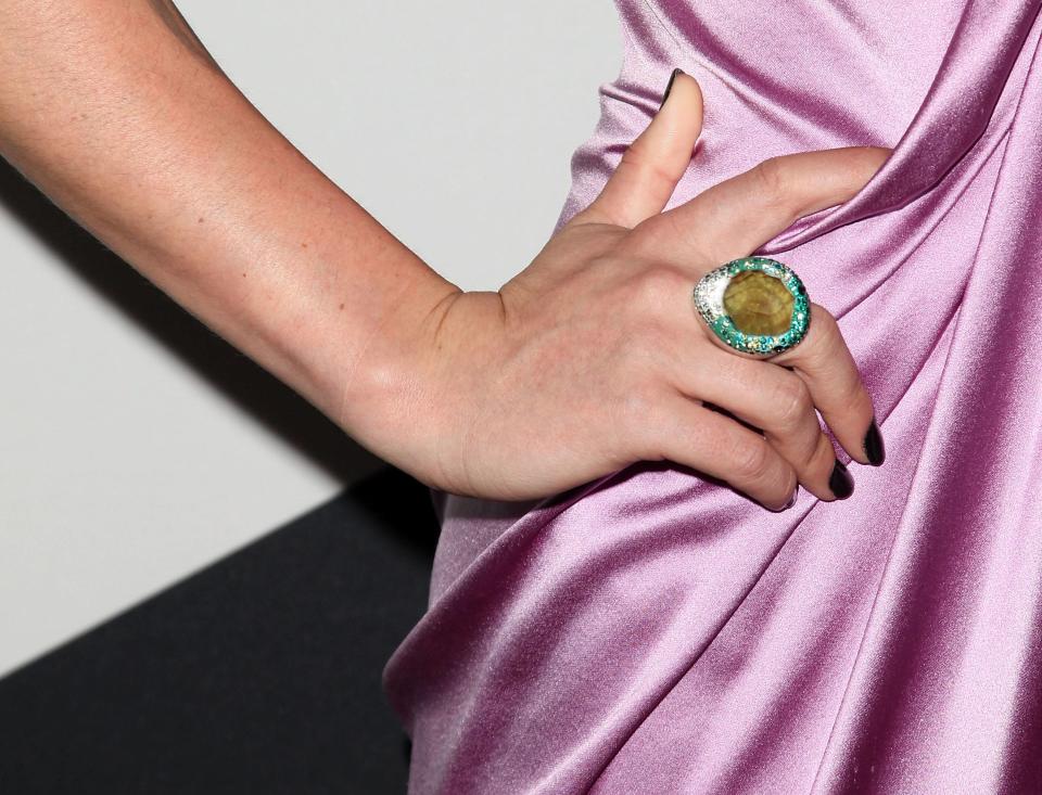 Detalle del anillo de Rumer Willis. WENN.com