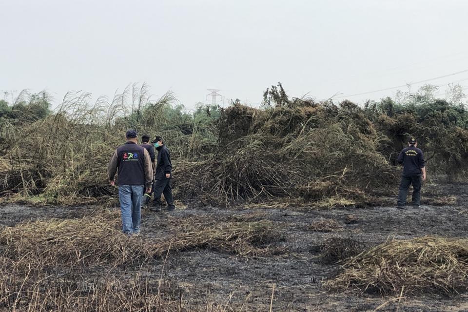 台南市歸仁區一處台糖閒置土地8日發生大火，造成下風處的高雄地區空氣污染。台南市環保局9日會同相關單位調查事證，並決定先對台糖公司開罰。（台南市環保局提供）