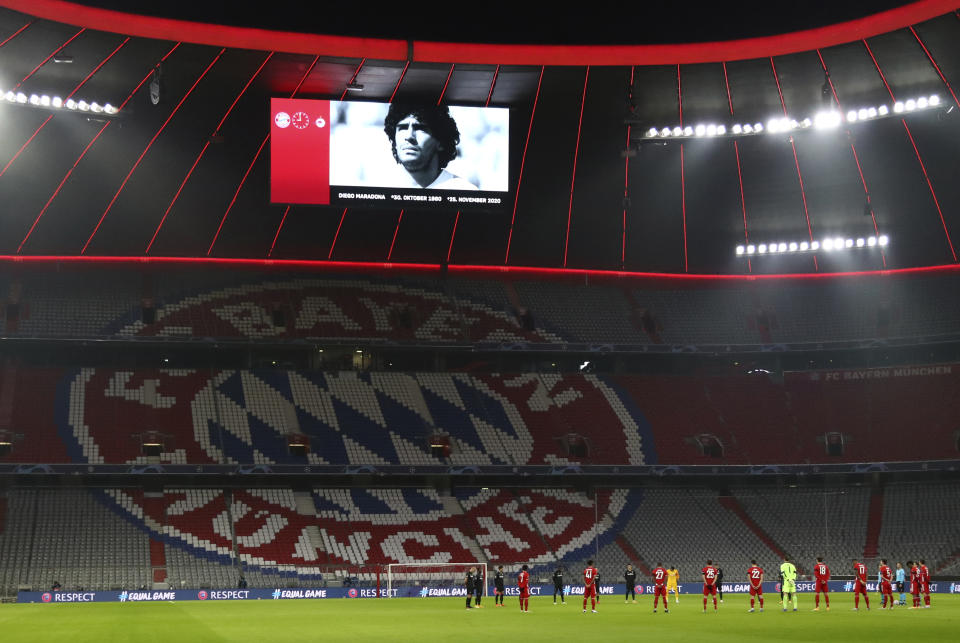 Los jugadores del Bayern Múnich y el Salzburgo guardan un minuto de silencio por Diego Armando Maradona, antes de enfrentarse en un partido de la Liga de Campeones, el miércoles 25 de noviembre de 2020 (AP Foto/Matthias Schrader)