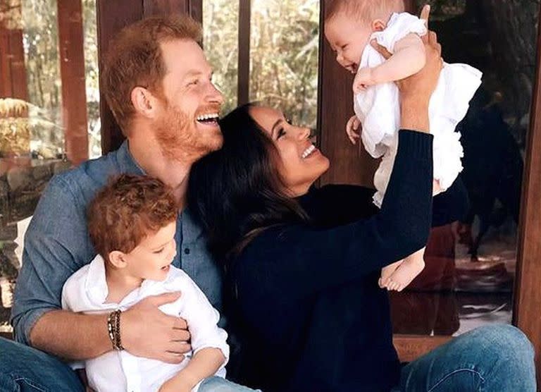 Harry y Meghan junto a sus hijos Archie y Lilibet
