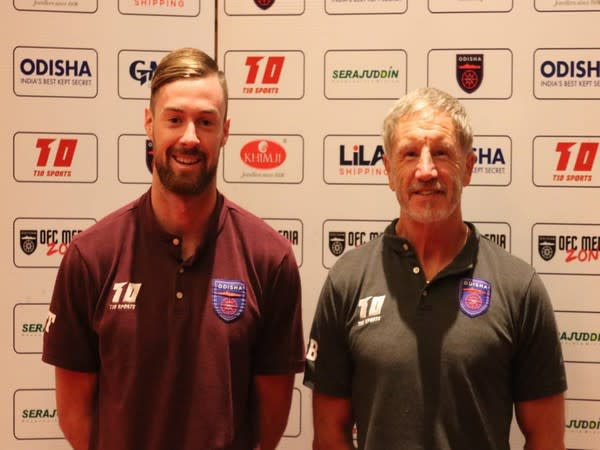 Odisha FC head coach Stuart Baxter with defender Jacob Tratt 