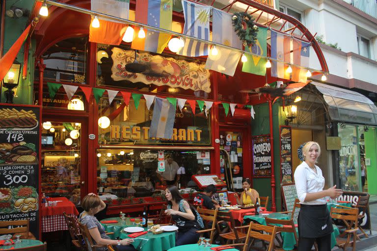 ¿Qué tal comer un bife de chorizo con papas fritas en la céntrica y peatonal Lavalle?