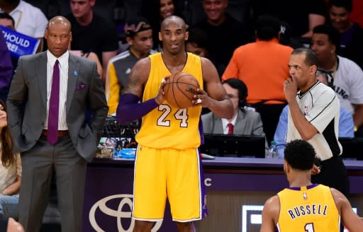 Byron Scott (izq) observa a Kobe Bryant poner en juego un balón durante un partido de la NBA entre los Lakers y los Clippers, el pasado 6 de abril en Los Angeles (EEUU) (AFP/Archivos | Frederic J. Brown)