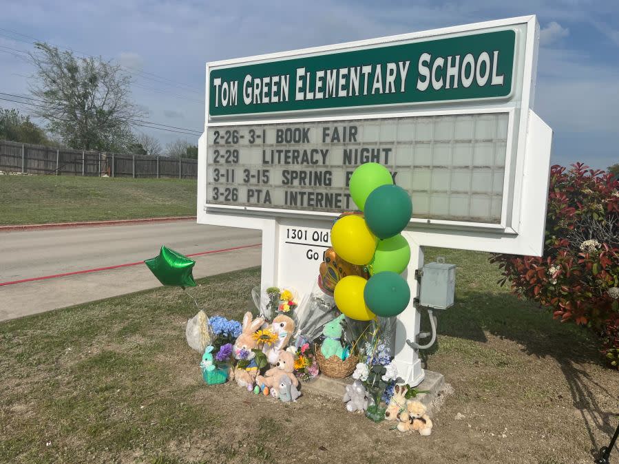 A memorial at Tom Green Elementary for the victims of a school bus crash in Bastrop County. (KXAN Photo/Mercedez Hernandez)